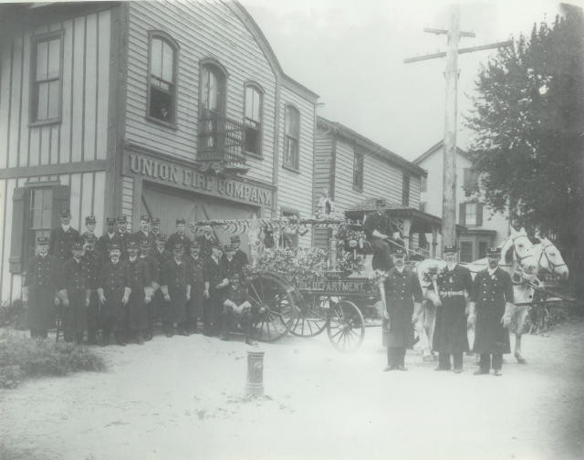 A company group picture from 1895.